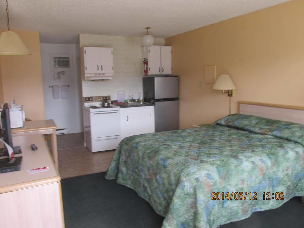 Westwood Motel 100 Mile House Extérieur photo