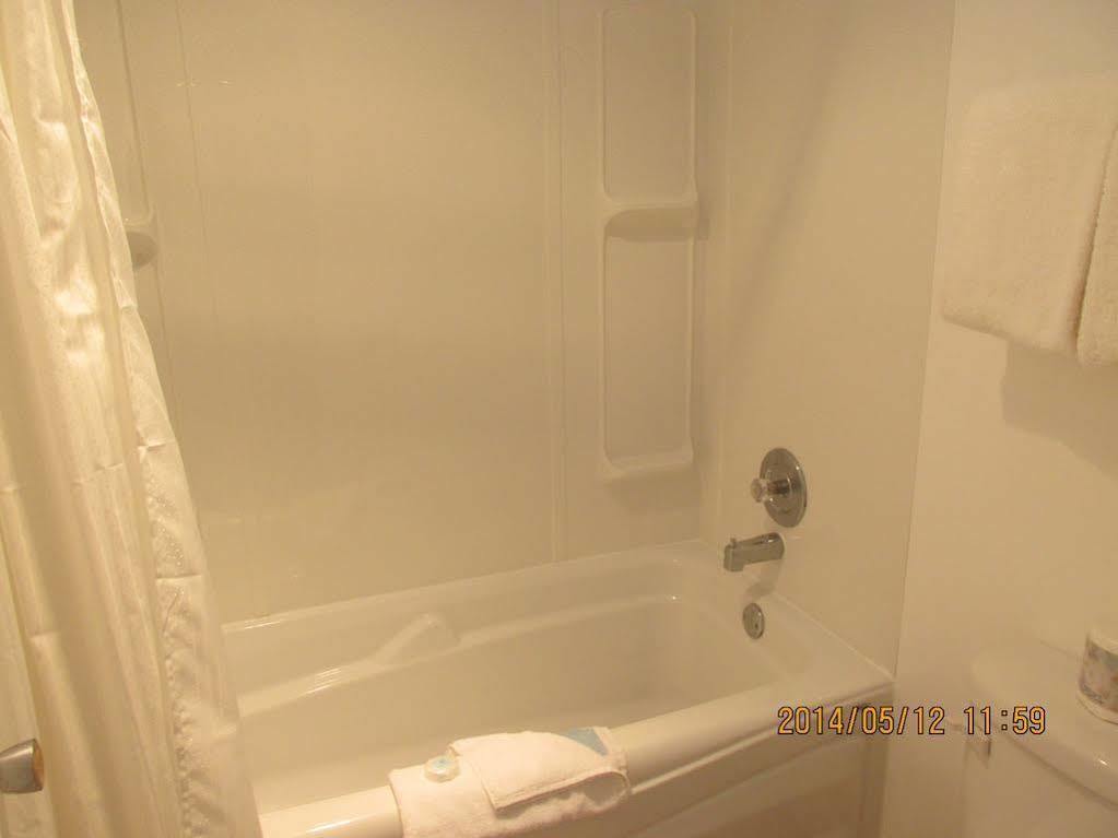 Westwood Motel 100 Mile House Extérieur photo
